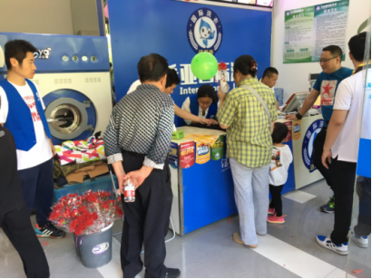 摩的男噴涂共享單車，想賺錢開潔希亞干洗店更有發(fā)展